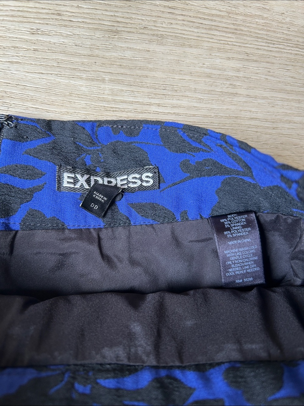 Express Royal Blue and Black Floral Mini Skirt Size 00 - Picture 2 of 7